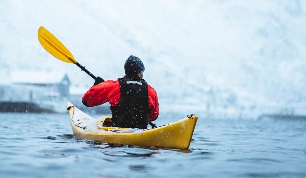 man kayaking in the snow - ss220324