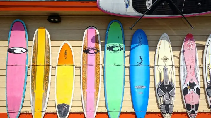 Colorful-surfboards-are-lined-up-in-the-streets