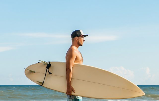 Handsome man with surfing board on spot. - ee220802