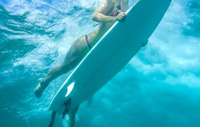 Surfer surfing under the wave - ee220812