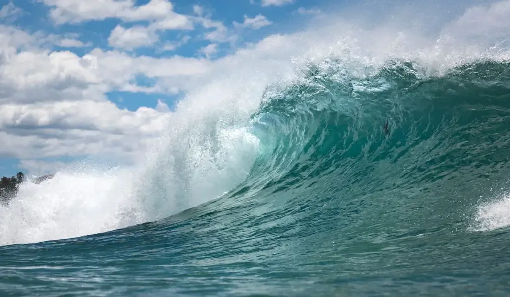 beach breaking waves