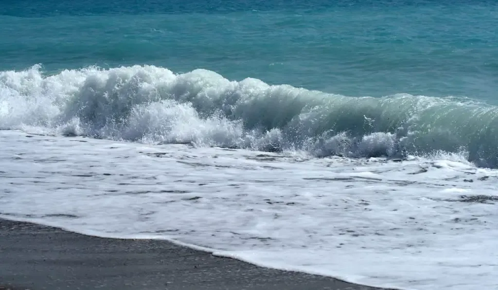 tidal bore waves 